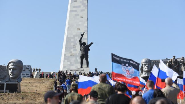 Около мемориального комплекса Саур-Могила в Донецкой Народной Республике