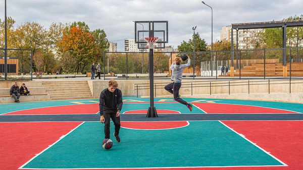 Баскетбольная площадка в парке Яуза