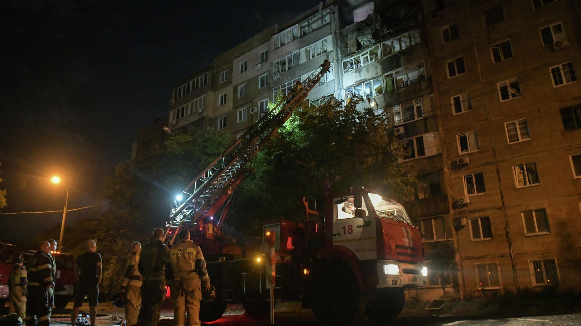 Сотрудники МЧС РФ у многоквартирного жилого дома, поврежденного в результате обстрела  Макеевки со стороны ВСУ. 9 сентября 2025 - РИА Новости, 1920, 08.09.2025