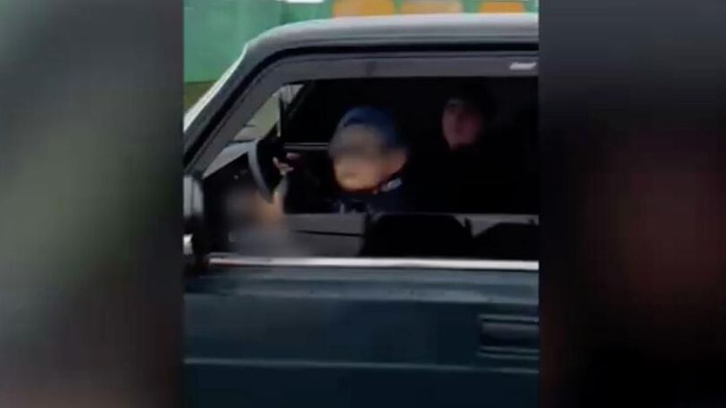 Видеоблогеры посадили за руль движущегося автомобиля 9-летнего мальчика для съемки видео для популярного тренда в Башкирии Видеоблогеры посадили за руль движущегося автомобиля 9-летнего мальчика для съемки видео для популярного тренда в Башкирии - РИА Новости, 1920, 09.09.2025