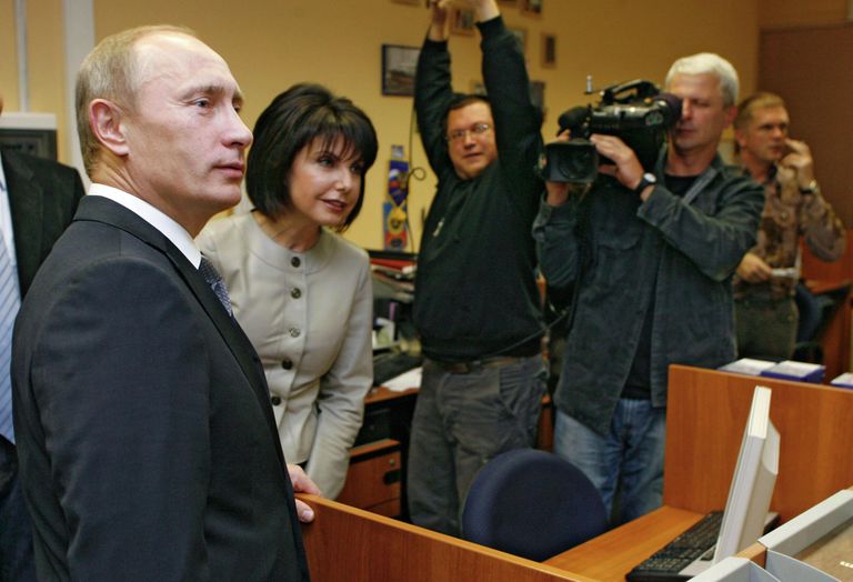 Председатель правительства России Владимир Путин (слева) и заместитель генерального директора канала НТВ по информационному вещанию Татьяна Миткова во время встречи премьер-министра РФ с журналистами телеканала НТВ, по случаю 15-летия телеканала, в телецентре Останкино Председатель правительства России Владимир Путин (слева) и заместитель генерального директора канала НТВ по информационному вещанию Татьяна Миткова во время встречи премьер-министра РФ с журналистами телеканала НТВ, по случаю 15-летия телеканала, в телецентре Останкино
