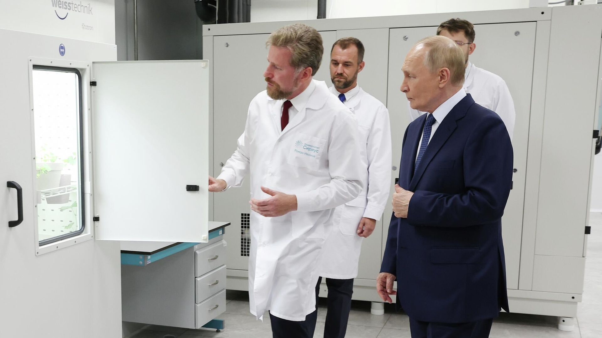 Владимир Путин посещает лабораторный комплекс научно-технологического университета Сириус Владимир Путин посещает лабораторный комплекс научно-технологического университета Сириус - РИА Новости, 1920, 09.09.2025