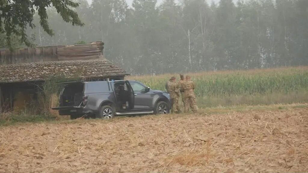 Польские военнослужащие на месте обнаружении сбитого беспилотника в населенном пункте Чоснувка - РИА Новости, 1920, 10.09.2025