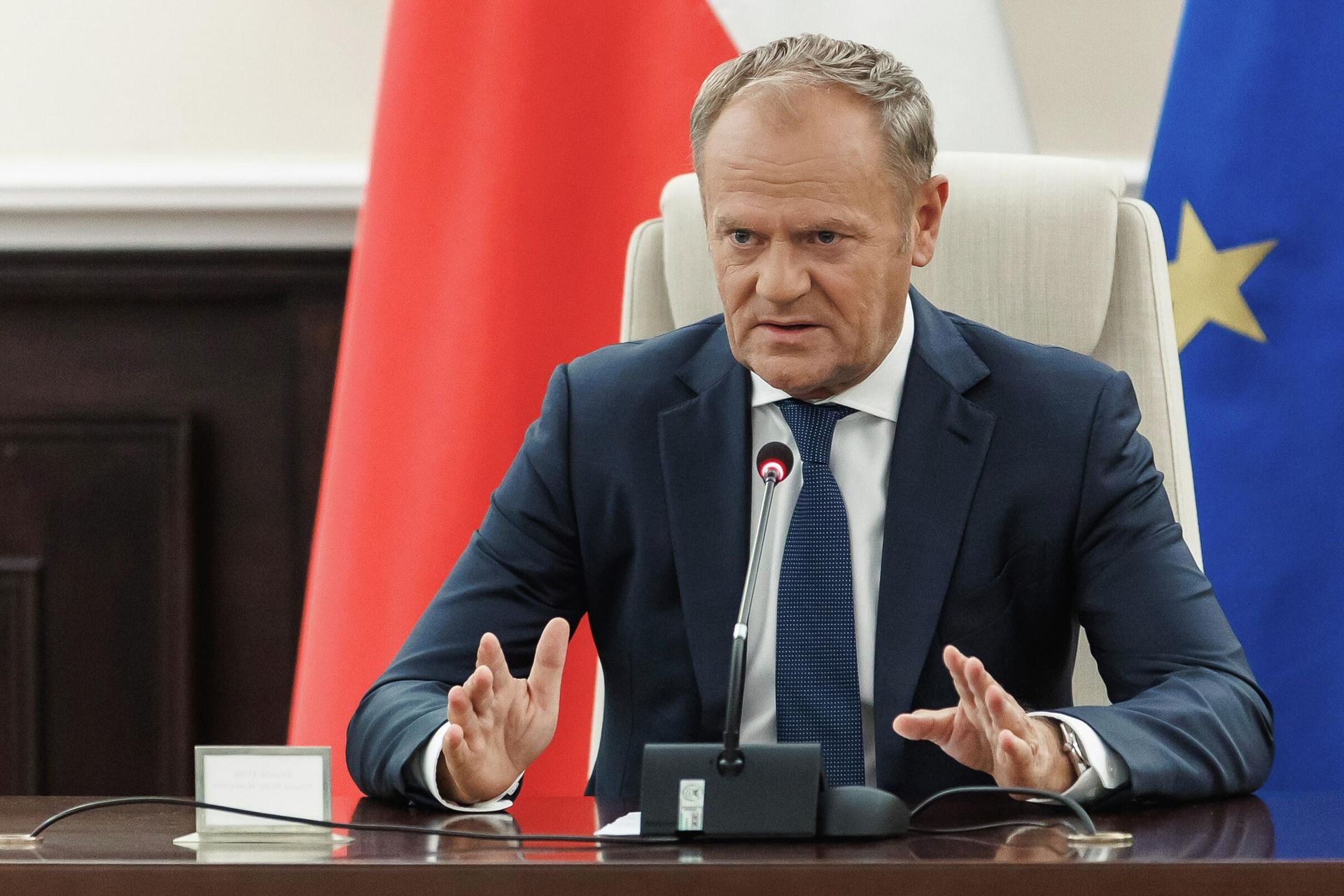 Премьер-министр Польши Дональд Туск на экстренном заседании правительства Премьер-министр Польши Дональд Туск на экстренном заседании правительства - РИА Новости, 1920, 19.09.2025