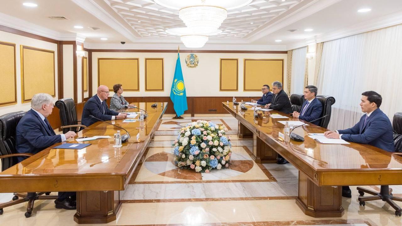 Дмитрий Чернышенко проводит встречу с главой правительства Казахстана Олжасом Бектеновым Дмитрий Чернышенко проводит встречу с главой правительства Казахстана Олжасом Бектеновым - РИА Новости, 1920, 10.09.2025