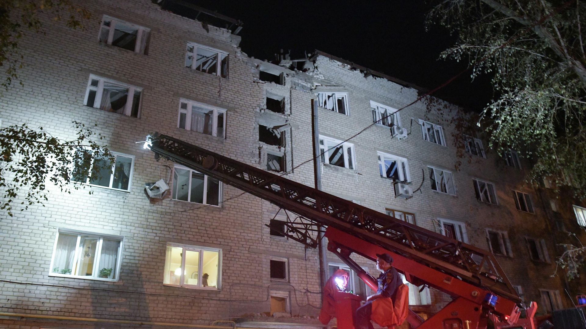 Многоквартирный жилой дом, поврежденный в Будённовском районе Донецка в результате обстрела ВСУ. 9 сентября 2025 - РИА Новости, 1920, 10.09.2025