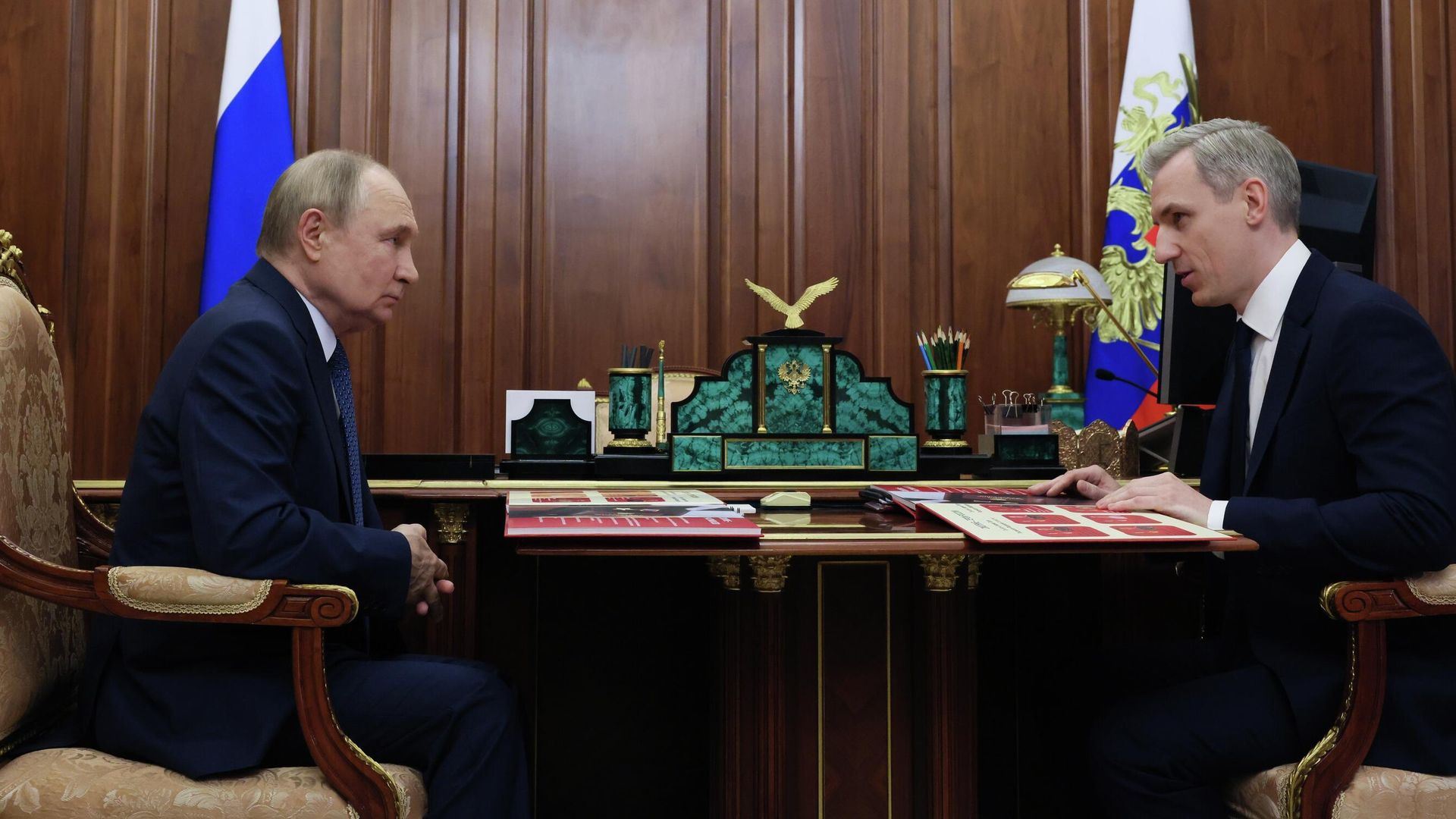 Президент РФ Владимир Путин и губернатор Смоленской области Василий Анохин во время встречи - РИА Новости, 1920, 10.09.2025