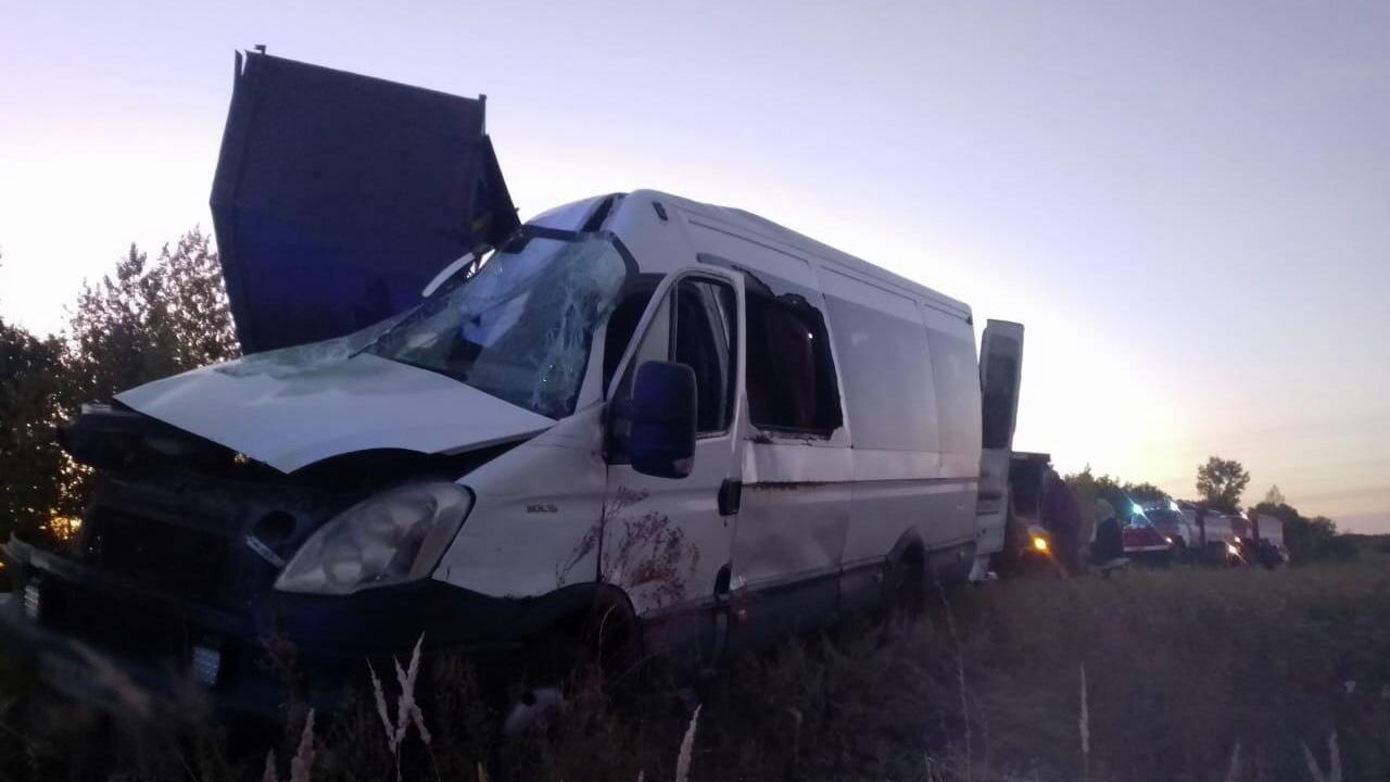 На месте ДТП с участием грузового автомобиля Хино и микроавтобуса Ивеко в Волгоградской области - РИА Новости, 1920, 10.09.2025