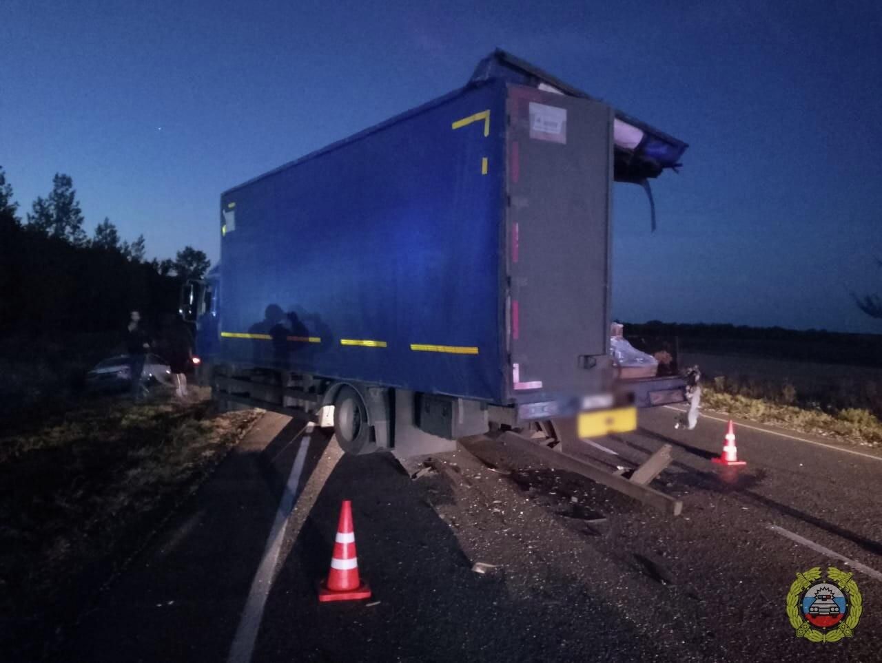 На месте ДТП с учатием грузового автомобиля Хино и микроавтобуса Ивеко в Волгоградской области - РИА Новости, 1920, 10.09.2025