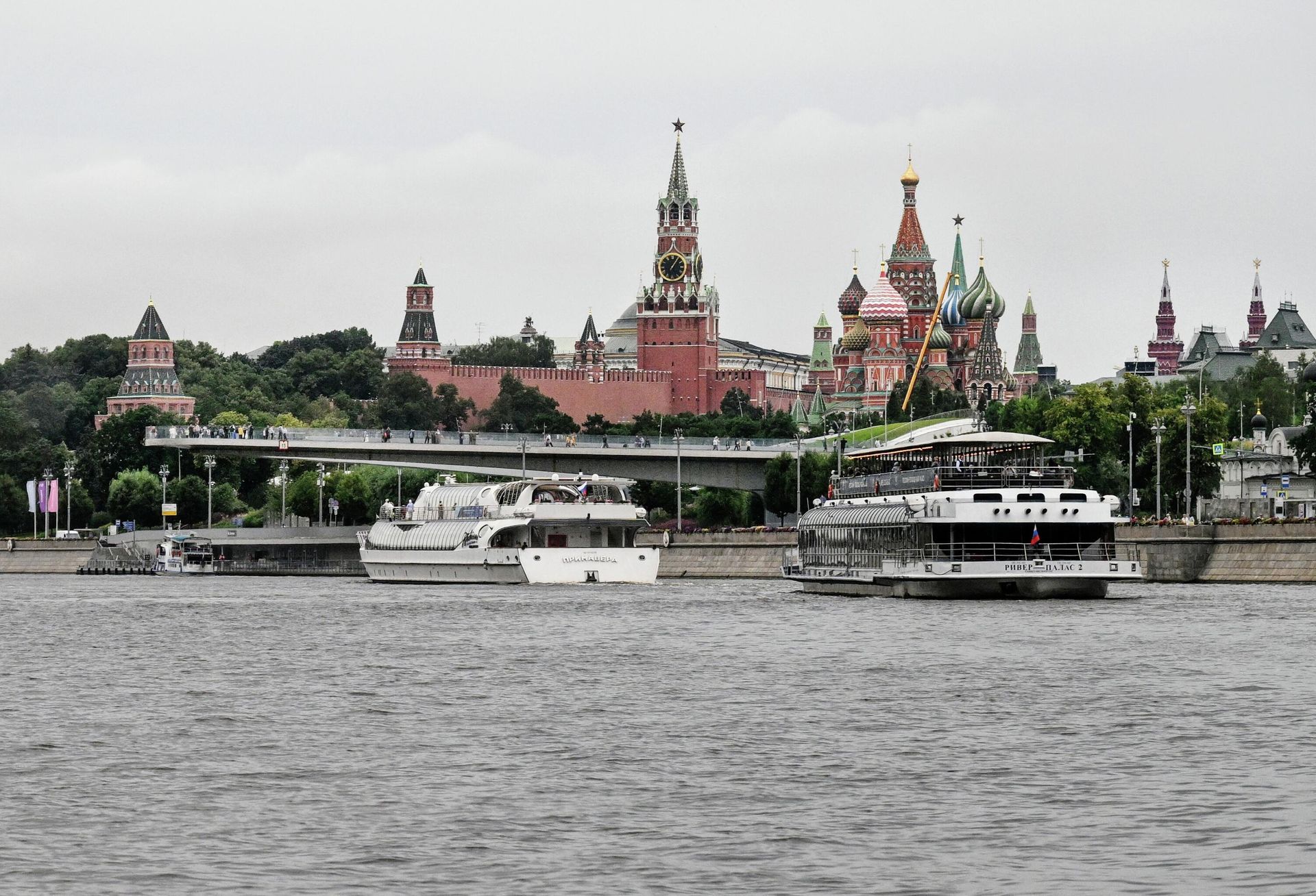 Вид на Московский Кремль и Парящий мост в парке Зарядье с Москвы-реки - РИА Новости, 1920, 12.09.2025