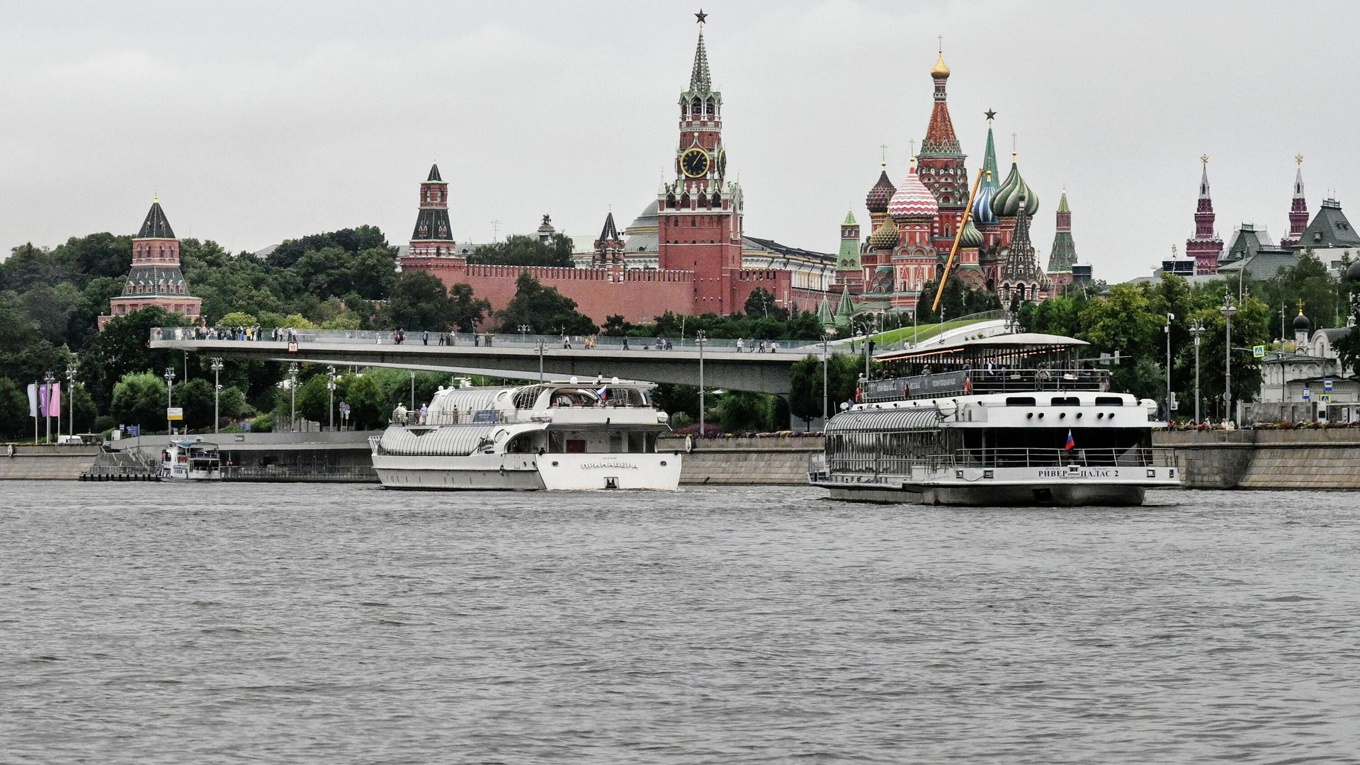 Вид на Московский Кремль и Парящий мост в парке Зарядье с Москвы-реки - РИА Новости, 1920, 15.09.2025