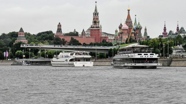 Вид на Московский Кремль и Парящий мост в парке Зарядье с Москвы-реки