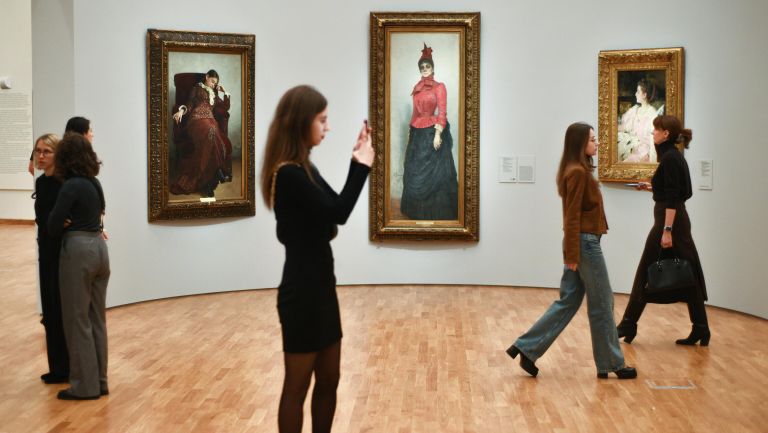 Посетители на открытии выставки Передвижники в корпусе на Кадашёвской набережной Третьяковской галереи в Москве
