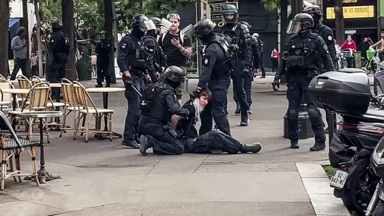Массовые протесты под лозунгом Заблокируем все в Париже Массовые протесты под лозунгом Заблокируем все в Париже - РИА Новости, 1920, 18.09.2025
