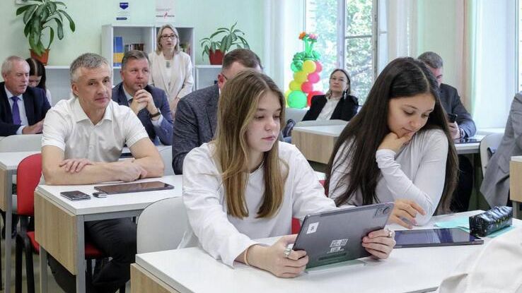 Новый передвижной компьютерный класс в Каменской школе Выборгского района Ленинградской области Новый передвижной компьютерный класс в Каменской школе Выборгского района Ленинградской области - РИА Новости, 1920, 11.09.2025