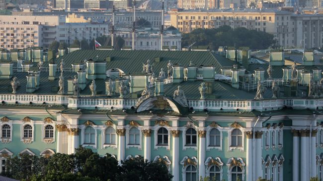 Вид на Зимний дворец с колоннады Исаакиевского собора в Санкт-Петербурге.