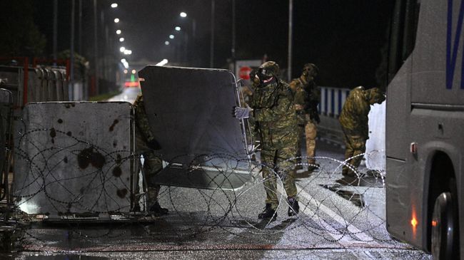 Польские пограничники обустраивают заграждение на белорусско-польской границе