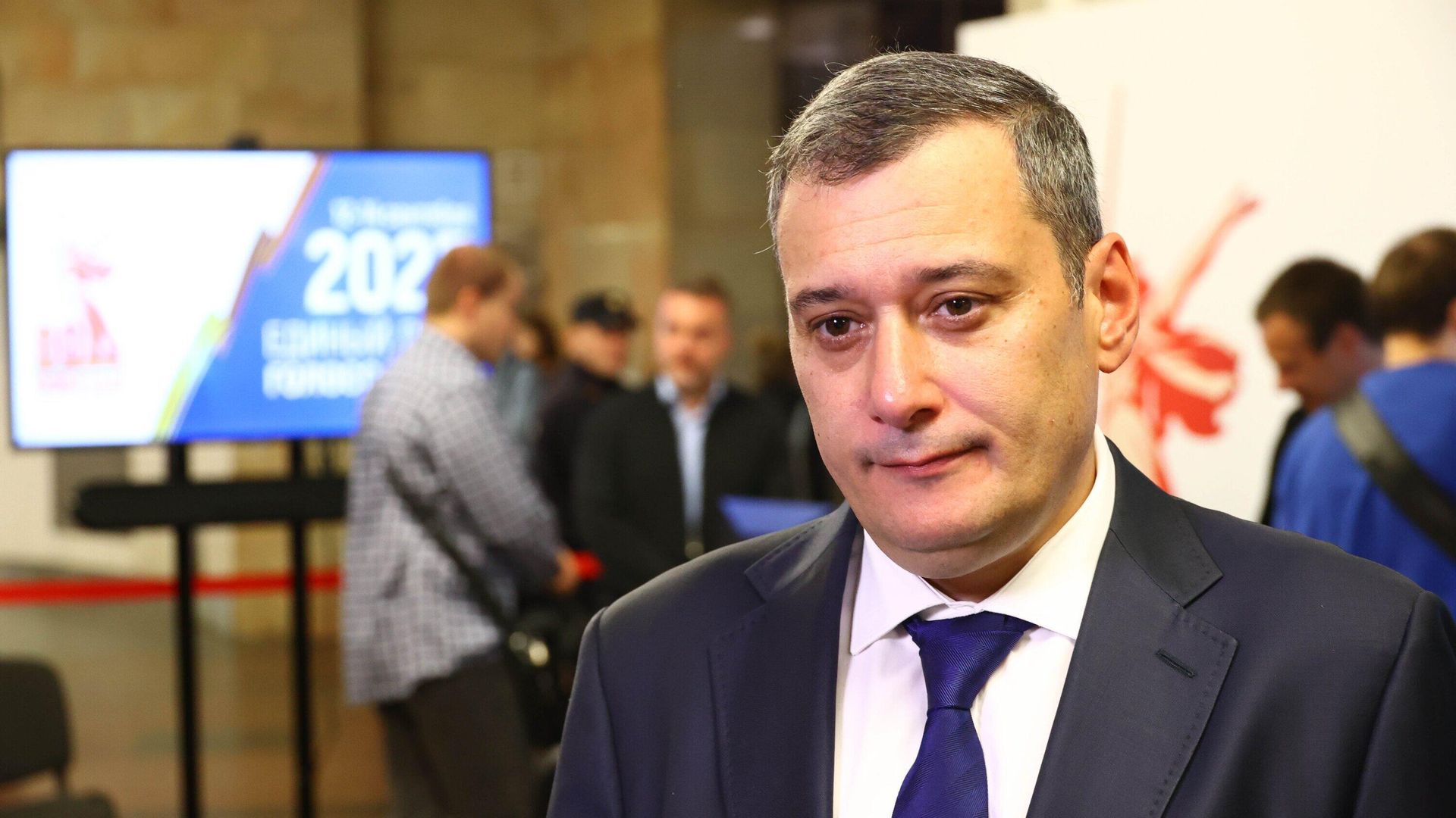 Врио главы Курской области Александр Хинштейн во время посещения экстерриториального участка для голосования на выборах глав регионов РФ на станции метро Курская - РИА Новости, 1920, 29.01.2026