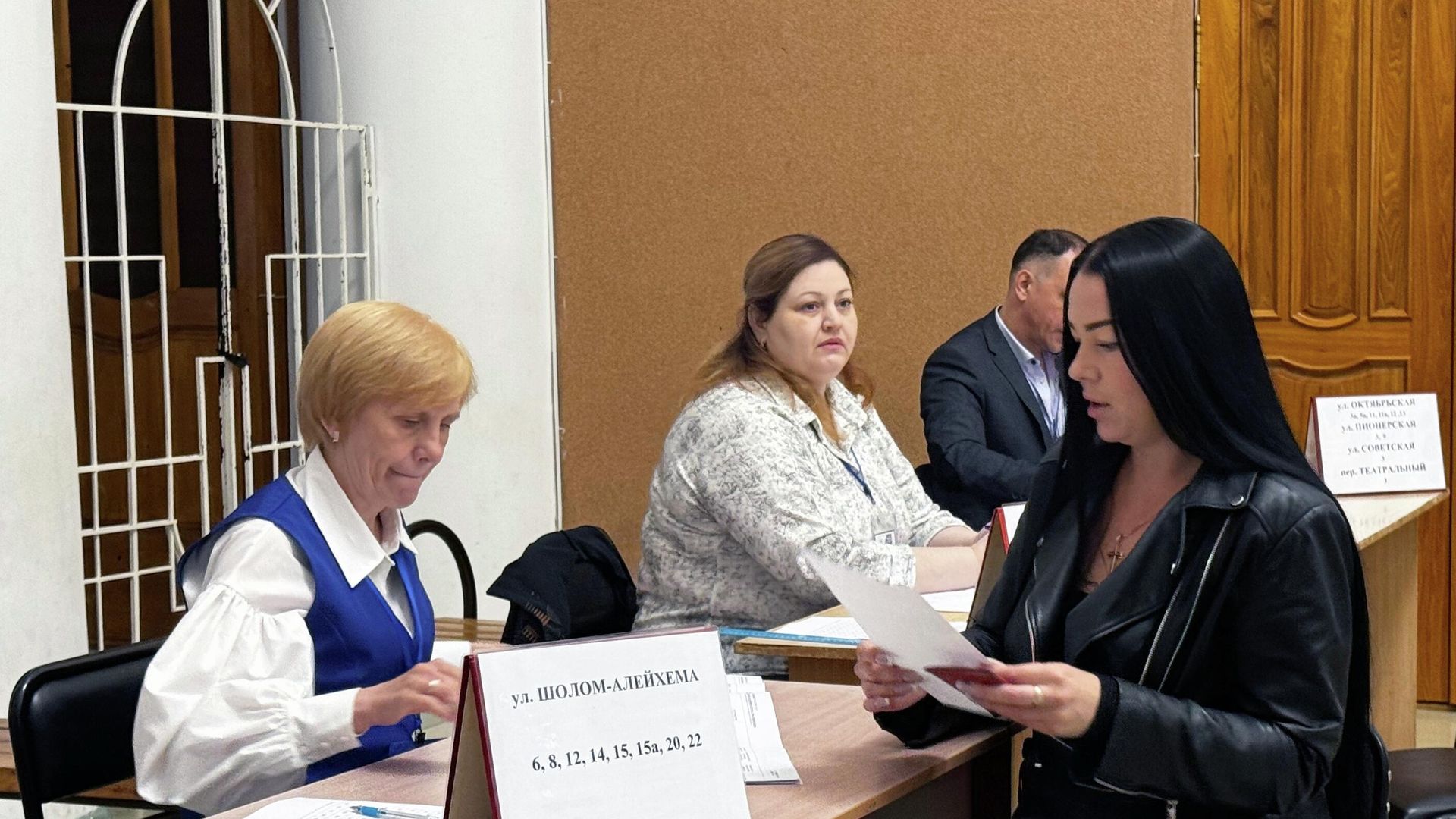 Женщина на выборах губернатора Еврейской автономной области на избирательном участке в городском дворце культуры в Биробиджане - РИА Новости, 1920, 12.09.2025