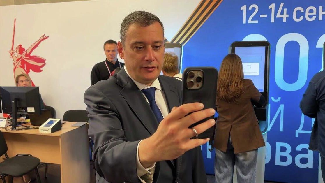 Врио главы Курской области Александр Хинштейн во время посещения экстерриториального участка для голосования на выборах глав регионов РФ на станции метро Курская - РИА Новости, 1920, 12.09.2025