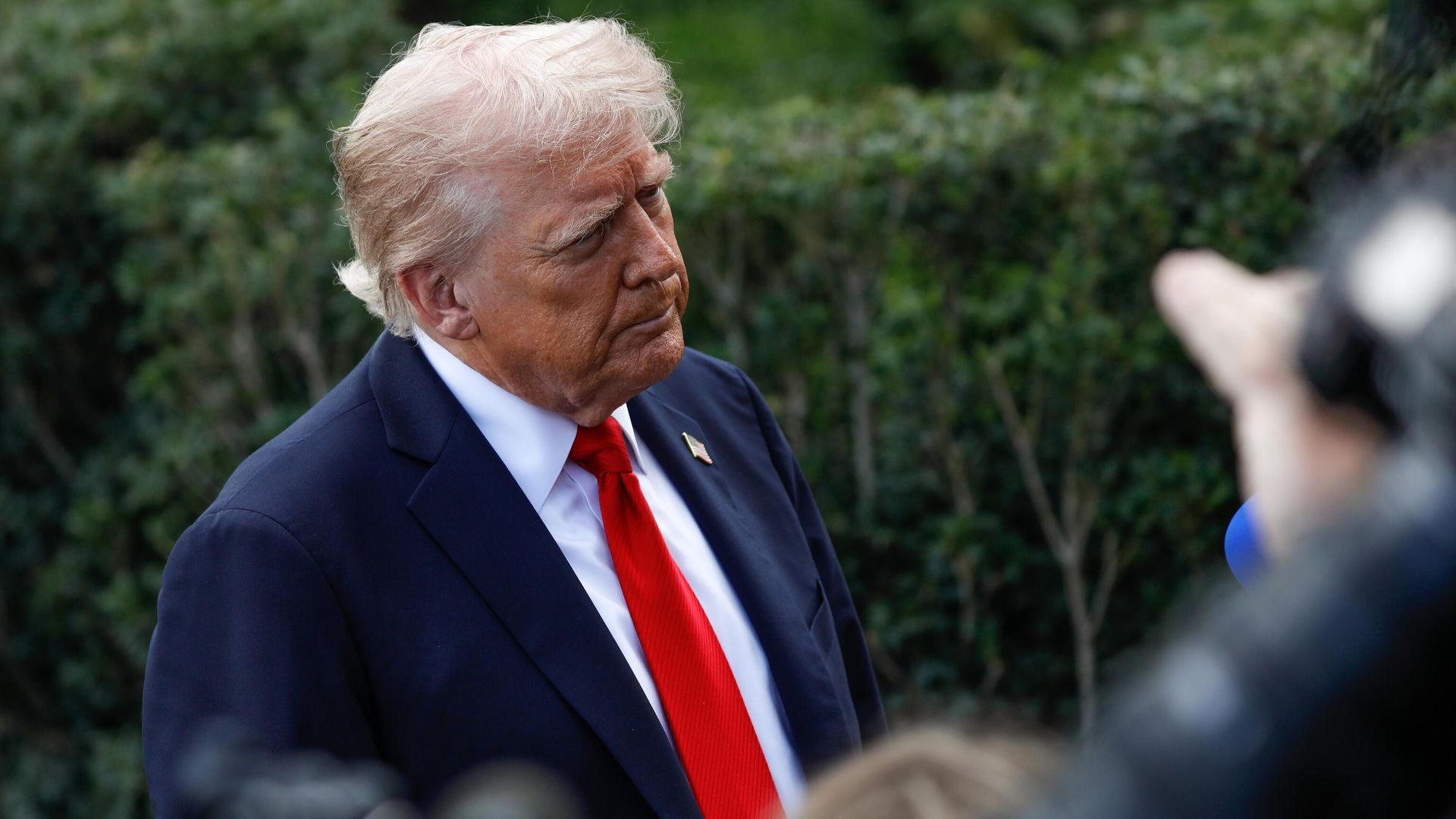 Президент США Дональд Трамп общается с журналистами на лужайке Белого дома Президент США Дональд Трамп общается с журналистами на лужайке Белого дома - РИА Новости, 1920, 12.09.2025