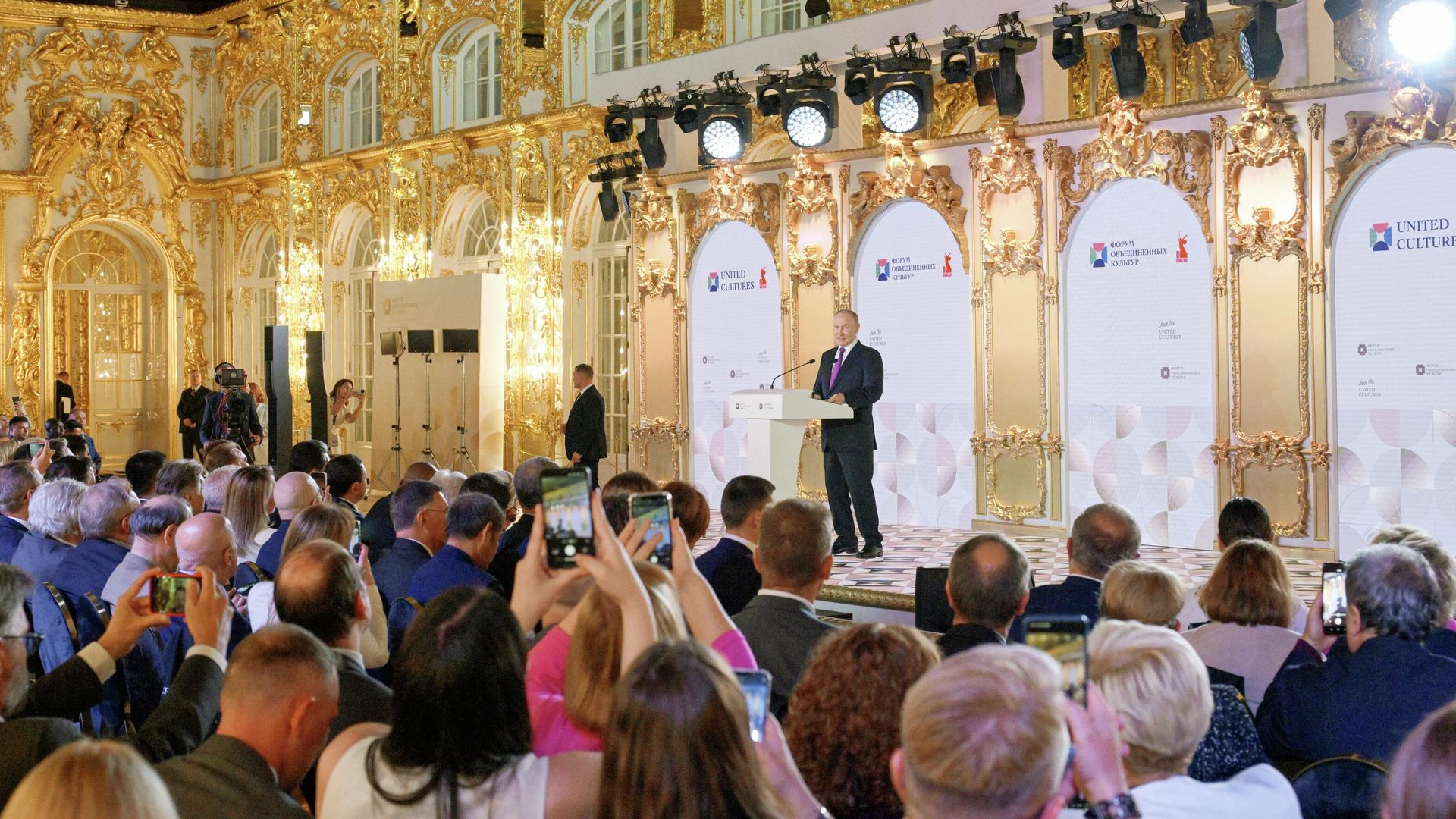 Президент РФ Владимир Путин выступает на XI Санкт-Петербургском международном форуме объединенных культур в Екатерининском дворце музея-заповедника Царское Село - РИА Новости, 1920, 12.09.2025