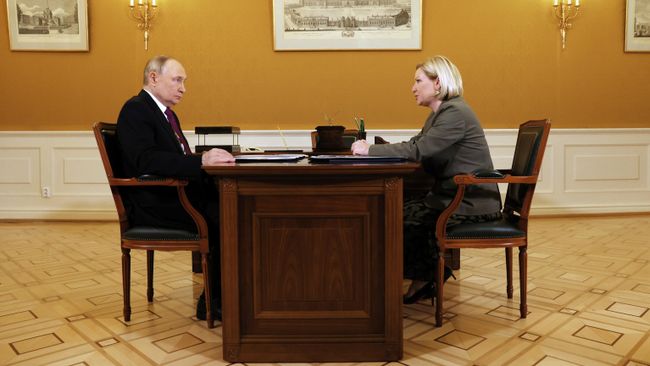 Президент РФ Владимир Путин и министр культуры РФ Ольга Любимова во время встречи в музее-заповеднике Царское Село