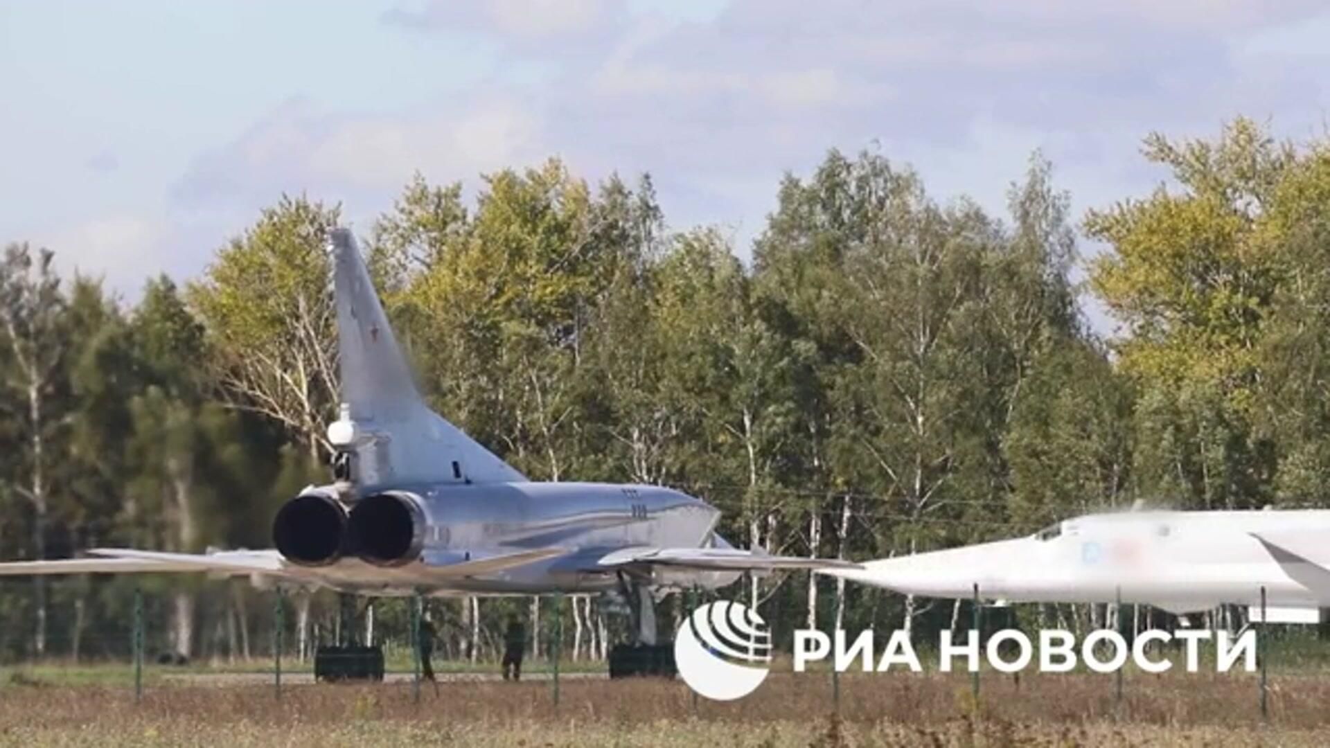 Кадры ударов дальними бомбардировщиками на учениях Запад-2025 Кадры ударов дальними бомбардировщиками на учениях Запад-2025 - РИА Новости, 1920, 13.09.2025