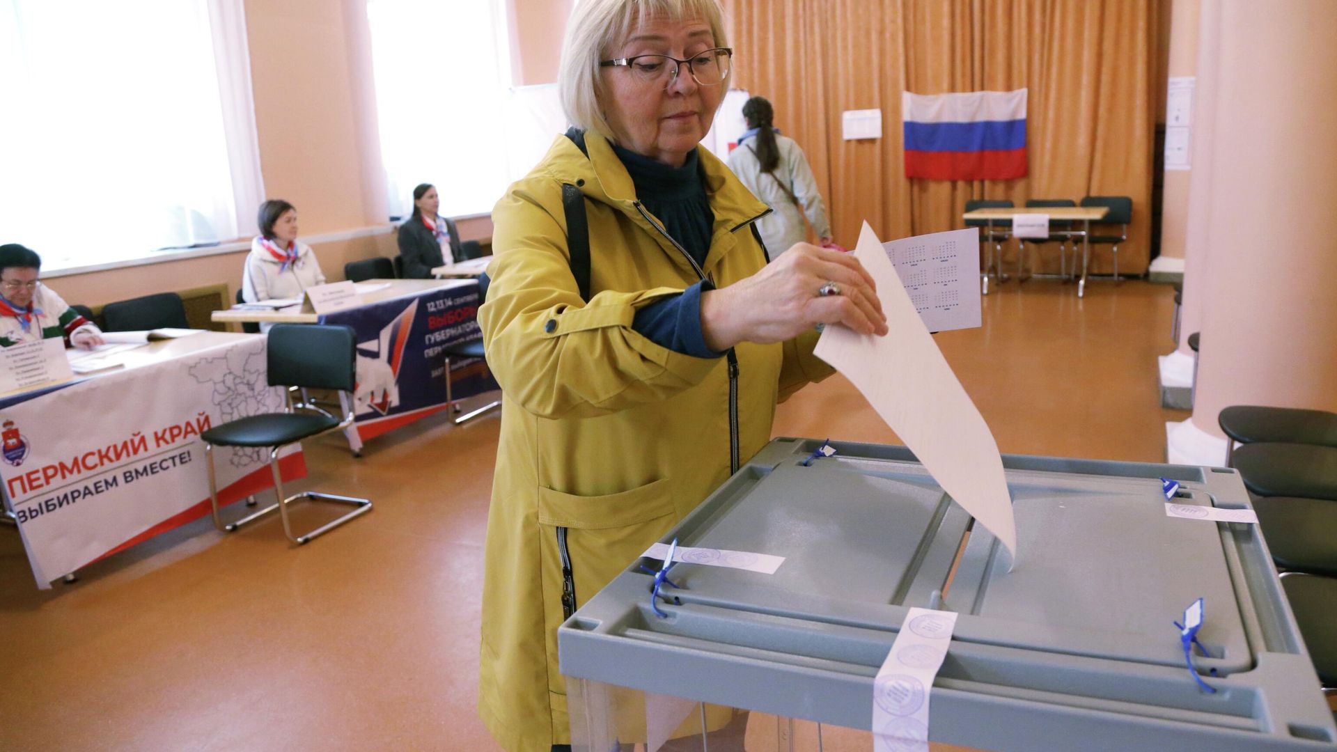 Гражданка на избирательном участке во время выборов губернатора Пермского края в Перми - РИА Новости, 1920, 12.09.2025