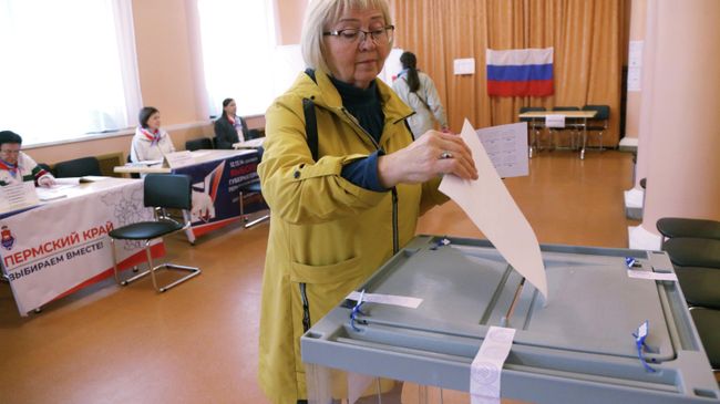 Гражданка на избирательном участке во время выборов губернатора Пермского края в Перми