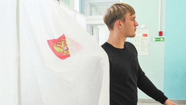 Мужчина голосует на избирательном участке