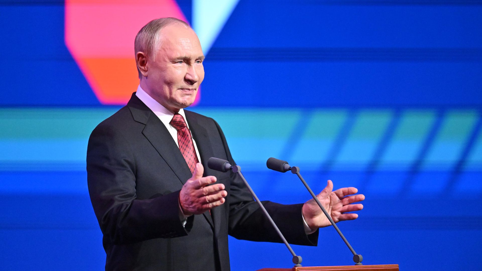 Президент РФ Владимир Путин выступает на мероприятии в концертном зале Зарядье в Москве в честь Дня города Президент РФ Владимир Путин выступает на мероприятии в концертном зале Зарядье в Москве в честь Дня города - РИА Новости, 1920, 13.09.2025