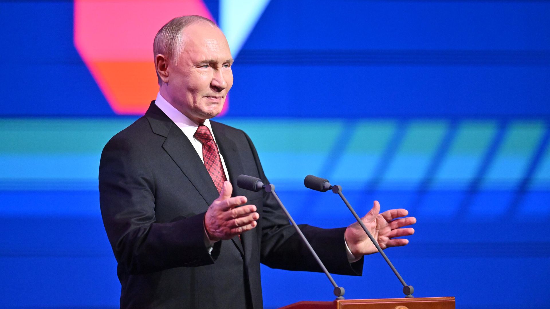 Президент РФ Владимир Путин выступает на мероприятии в концертном зале Зарядье в Москве в честь Дня города Президент РФ Владимир Путин выступает на мероприятии в концертном зале Зарядье в Москве в честь Дня города - РИА Новости, 1920, 13.09.2025