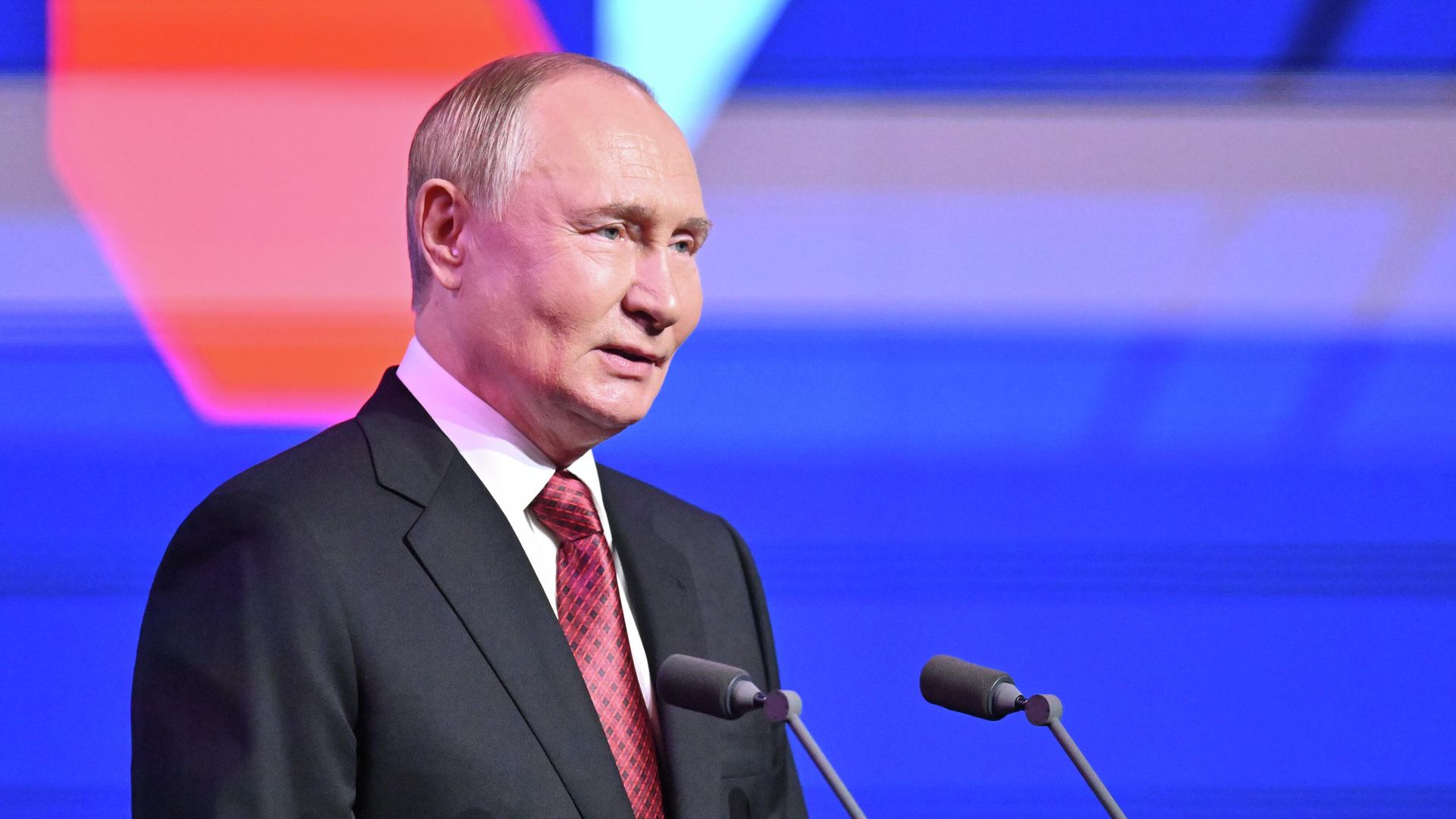 Президент РФ Владимир Путин выступает на мероприятии в концертном зале Зарядье в Москве в честь Дня города - РИА Новости, 1920, 13.09.2025