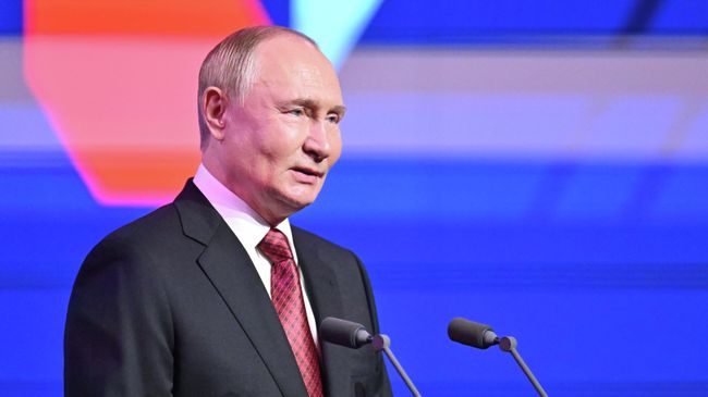 Президент РФ Владимир Путин выступает на мероприятии в концертном зале Зарядье в Москве в честь Дня города