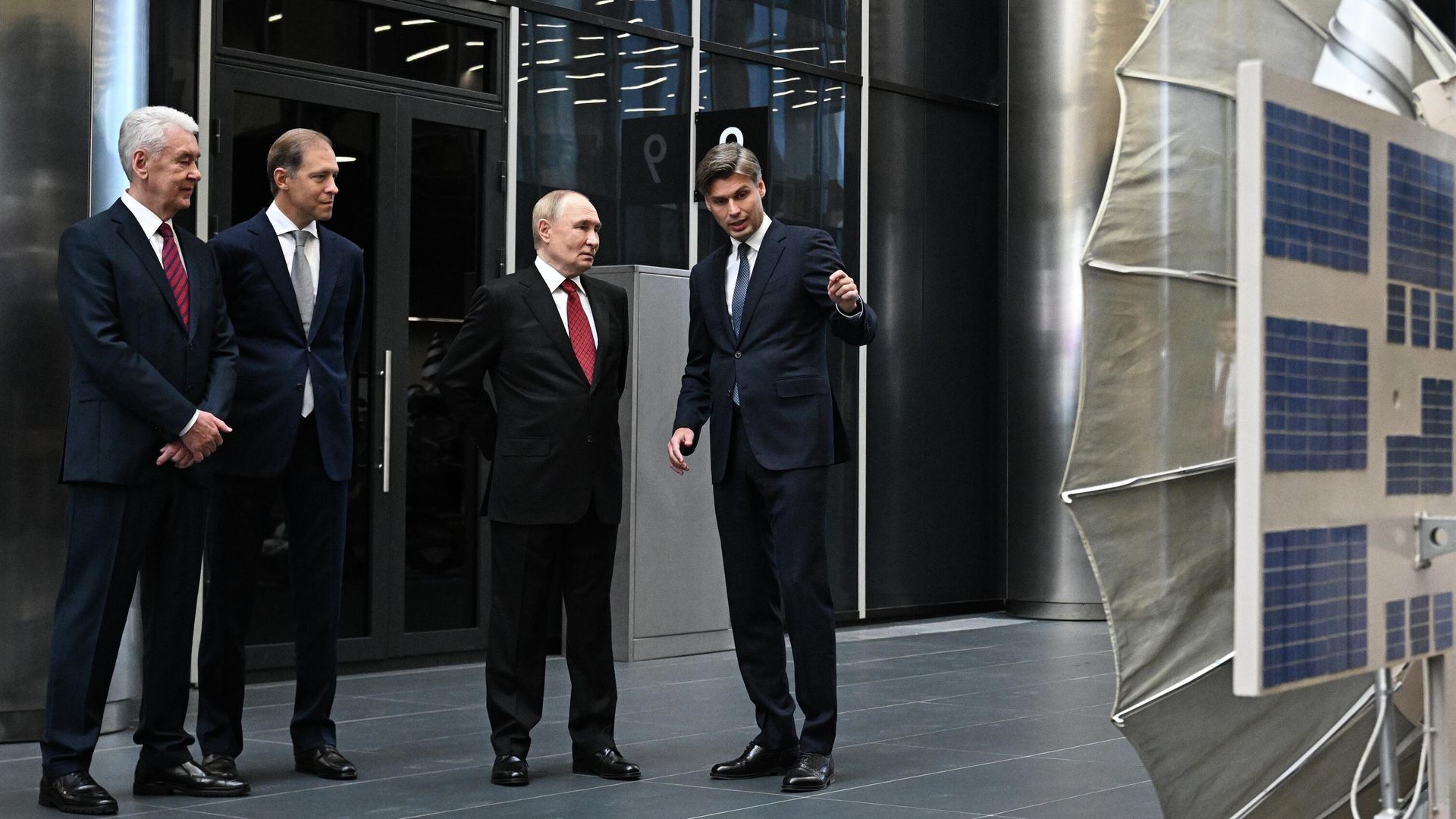Президент РФ Владимир Путин посещает новый Национальный космический центр в Москве - РИА Новости, 1920, 13.09.2025
