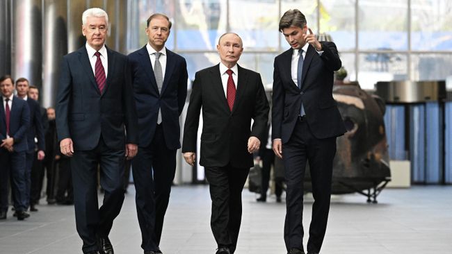 Президент РФ Владимир Путин и мэр Москвы Сергей Собянин посещают новый Национальный космический центр в Москве
