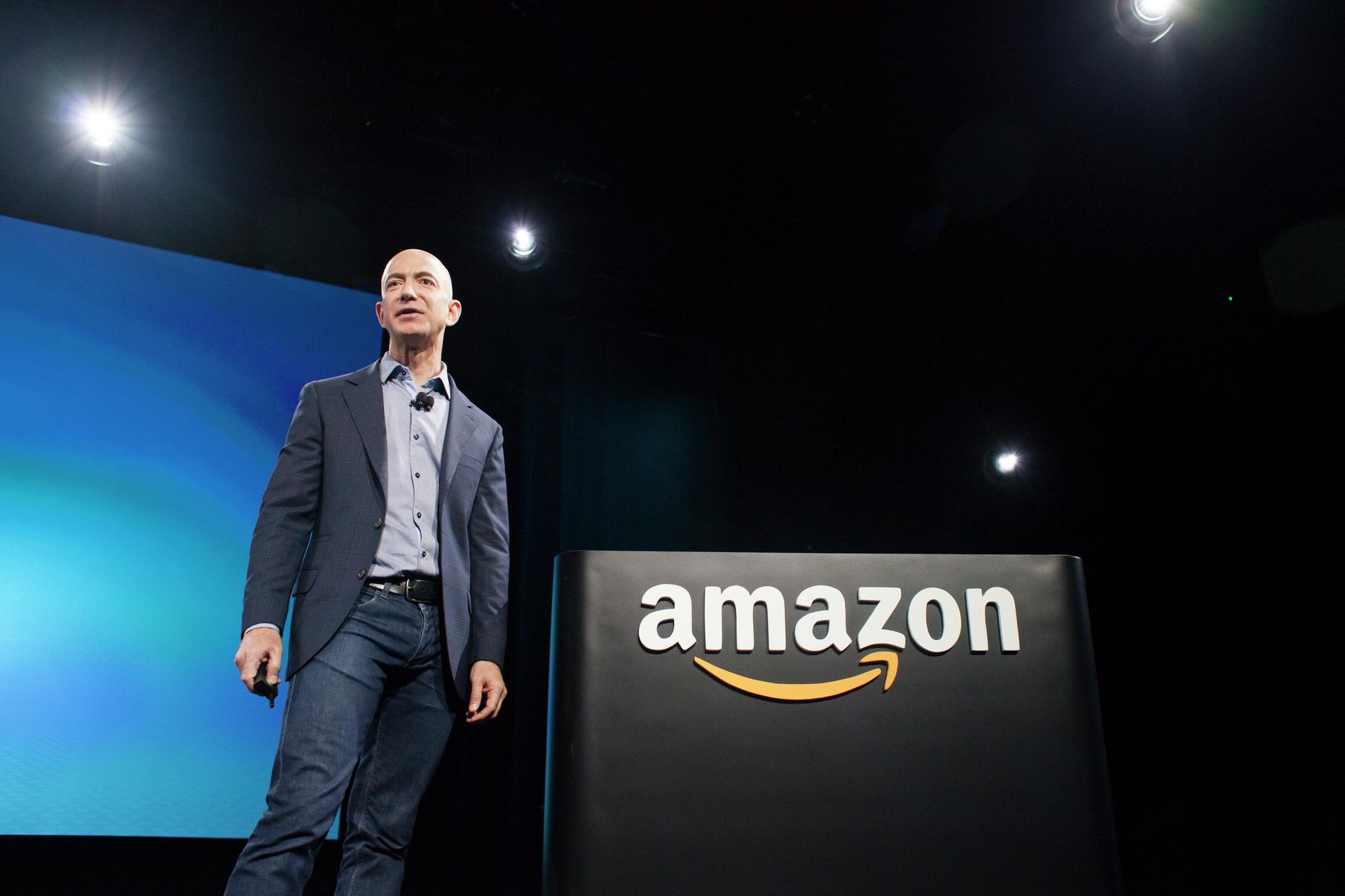 Джефф Безос представляет первый смартфон компании Amazon Джефф Безос представляет первый смартфон компании Amazon - РИА Новости, 1920, 13.09.2025