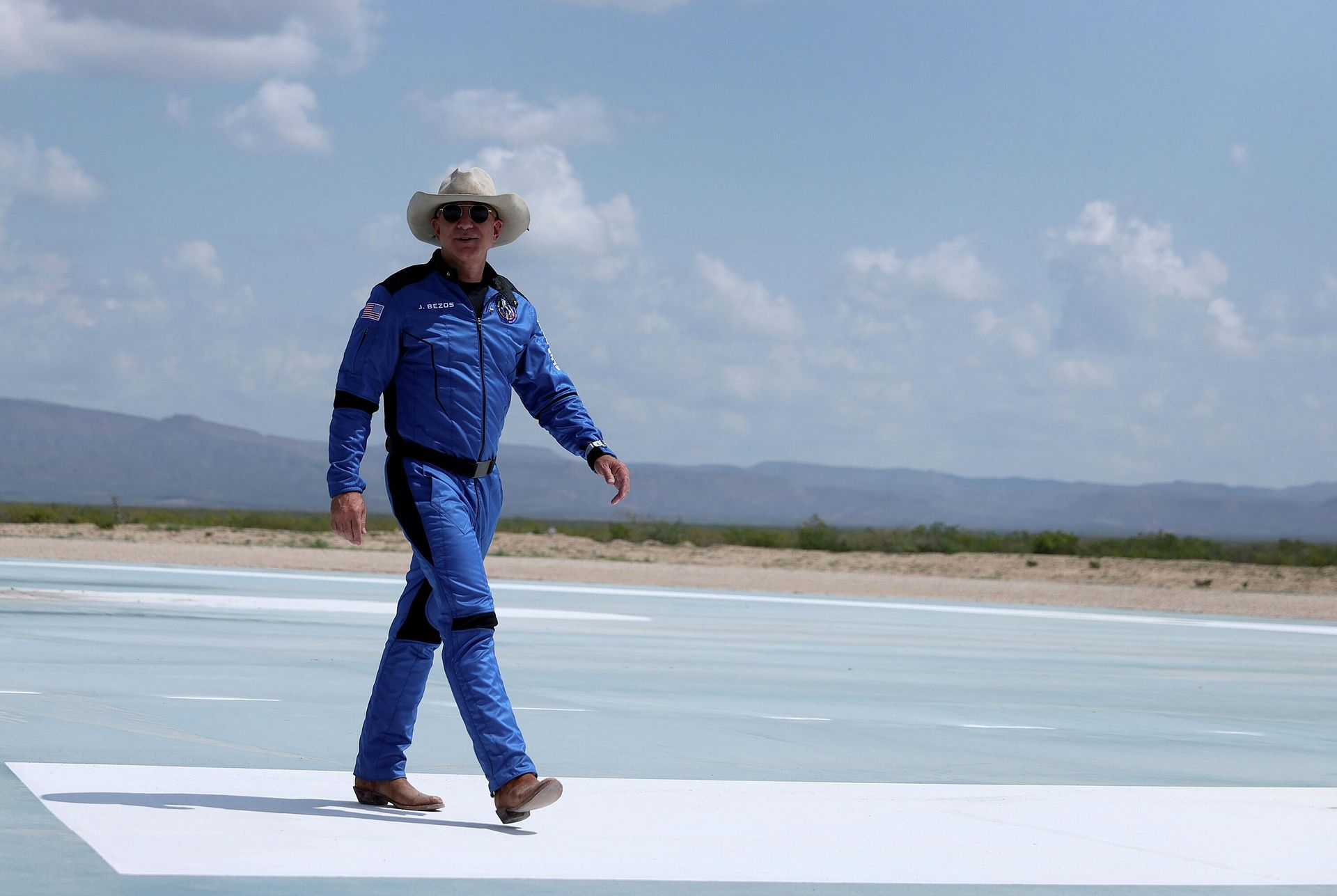 Джефф Безос возле космического корабля Blue Origin New Shepard Джефф Безос возле космического корабля Blue Origin New Shepard - РИА Новости, 1920, 13.09.2025