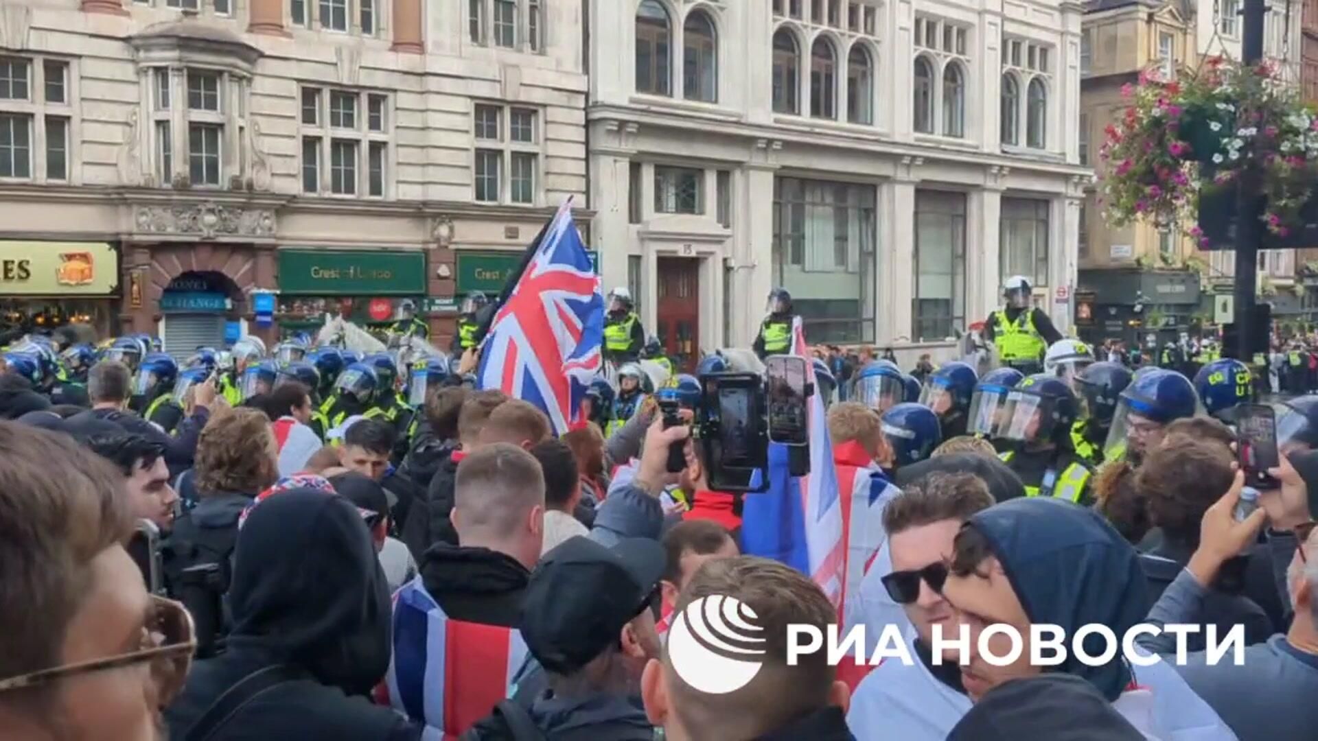 Попытка конной полиции отрезать демонстрантов от правительственного квартала Попытка конной полиции отрезать демонстрантов от правительственного квартала - РИА Новости, 1920, 13.09.2025