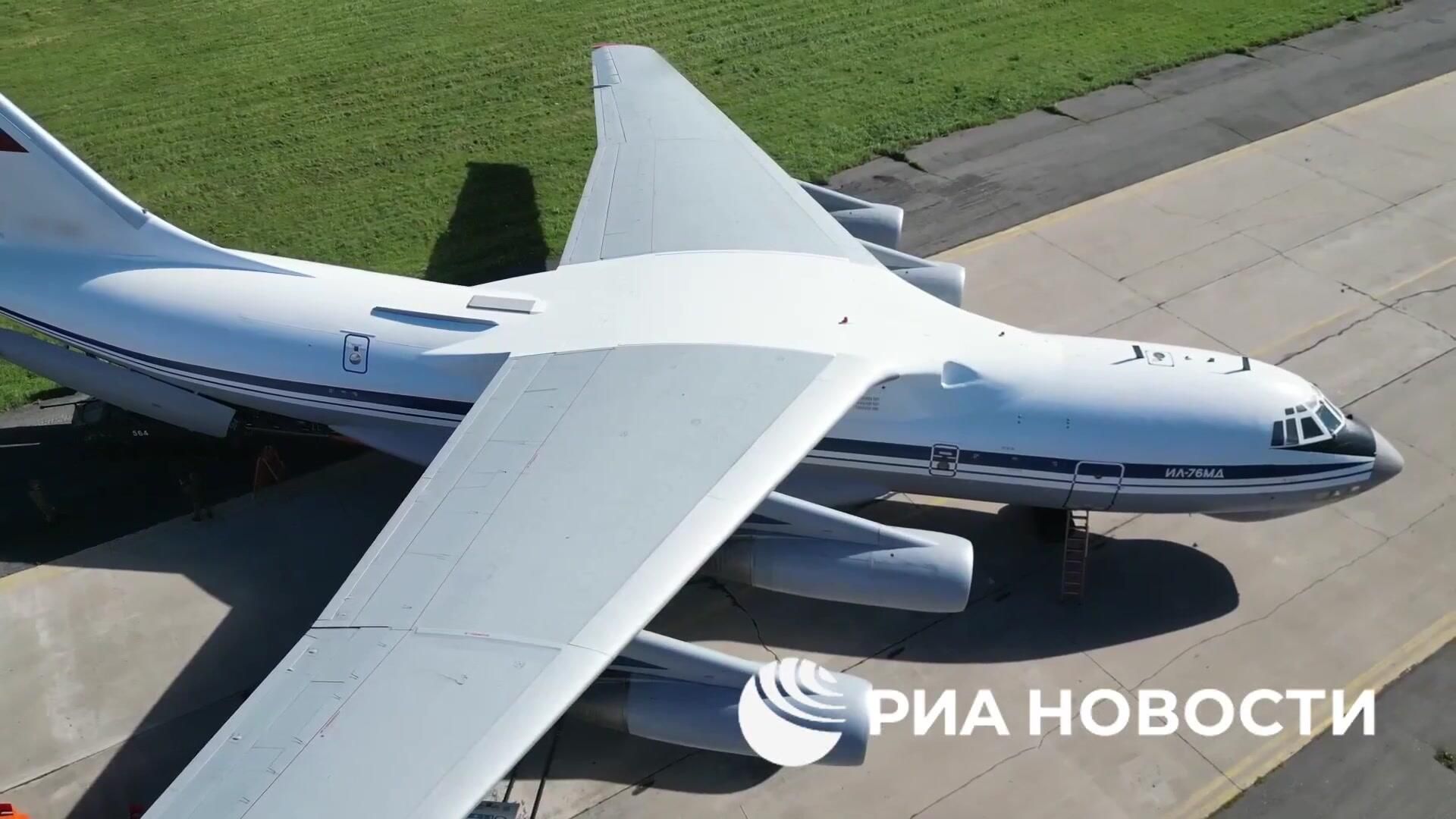 Российские военные десантируются в тыл противника на учениях Запад-2025 Российские военные десантируются в тыл противника на учениях Запад-2025 - РИА Новости, 1920, 14.09.2025