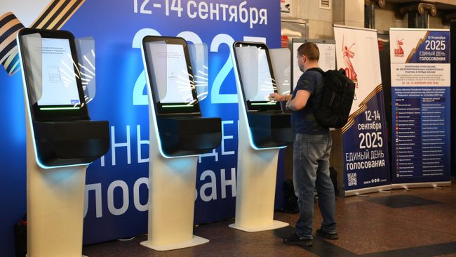 Мужчина голосует через терминалы электронного голосования в вестибюле станции метро Курская Арбатско-Покровской линии в Москве