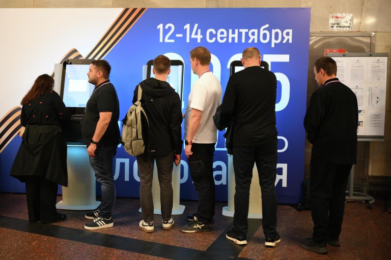 Люди голосуют через терминалы электронного голосования в вестибюле станции метро Курская Арбатско-Покровской линии в Москве Люди голосуют через терминалы электронного голосования в вестибюле станции метро Курская Арбатско-Покровской линии в Москве
