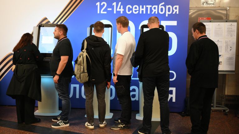 Люди голосуют через терминалы электронного голосования в вестибюле станции метро Курская Арбатско-Покровской линии в Москве Люди голосуют через терминалы электронного голосования в вестибюле станции метро Курская Арбатско-Покровской линии в Москве