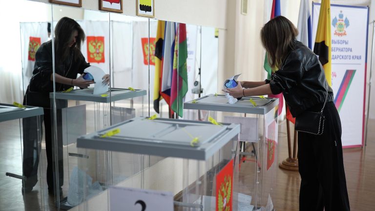 Девушка голосует на выборах губернатора Краснодарского края и депутатов городской думы Краснодара Девушка голосует на выборах губернатора Краснодарского края и депутатов городской думы Краснодара