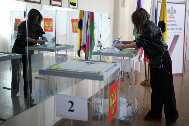 Девушка голосует на выборах губернатора Краснодарского края и депутатов городской думы Краснодара Девушка голосует на выборах губернатора Краснодарского края и депутатов городской думы Краснодара