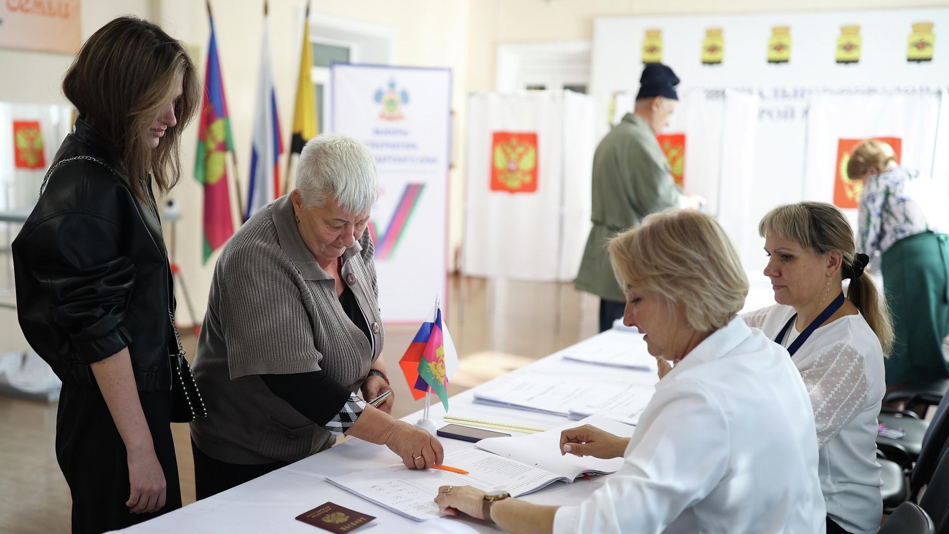 Местные жители на выборах губернатора Краснодарского края и депутатов городской думы Краснодара в станице Натухаевская - РИА Новости, 1920, 14.09.2025