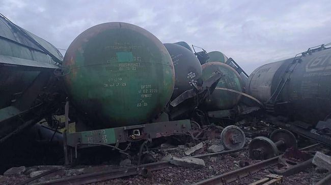На месте схода грузового стостава с порожними цистернами в Ленинградской области На месте схода грузового стостава с порожними цистернами в Ленинградской области