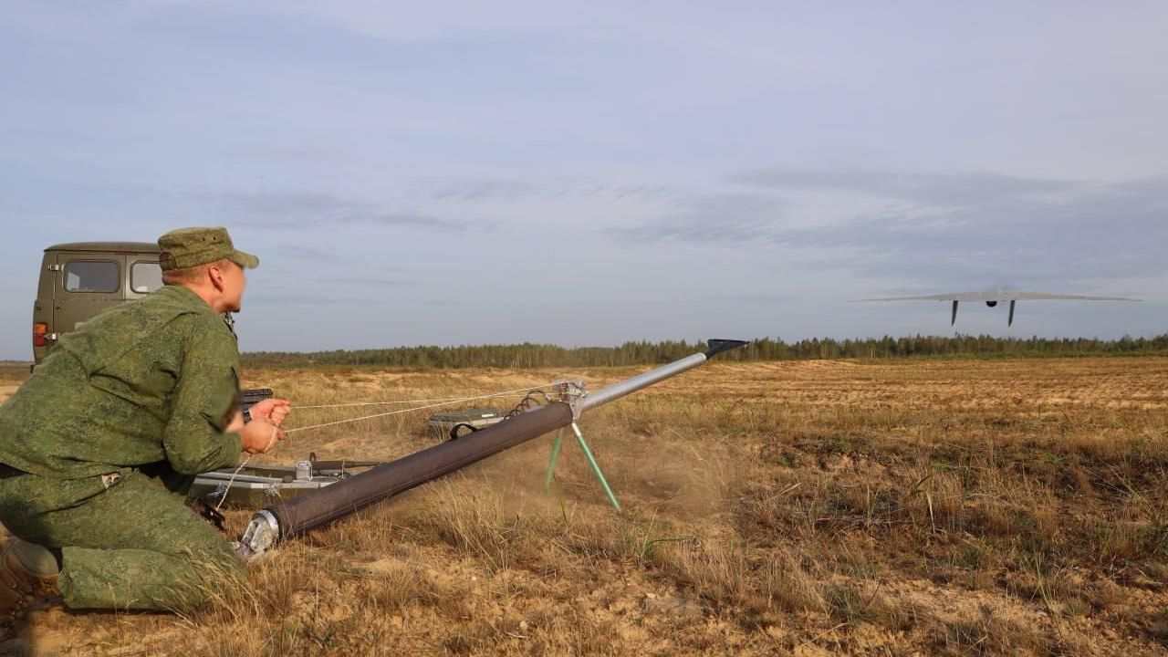 Запуск БПЛА во время совместного стратегического учения Запад-2025 - РИА Новости, 1920, 08.10.2025