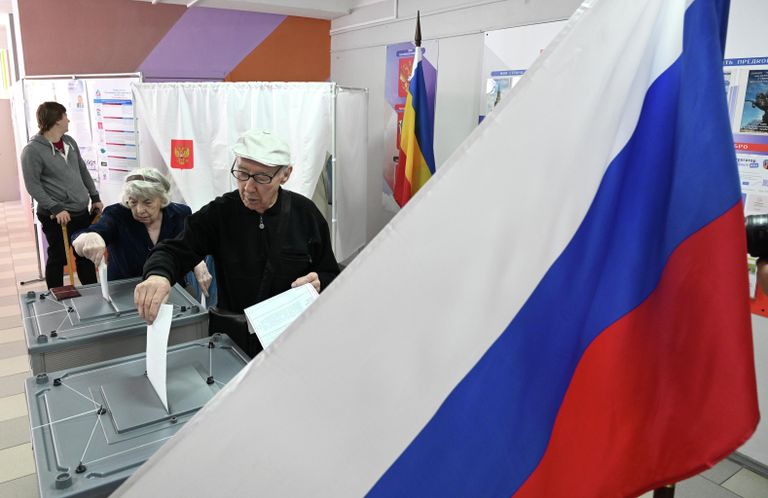 Местные жители голосуют на выборах губернатора Ростовской области и депутатов местных дум на избирательном участке в Ростове-на-Дону Местные жители голосуют на выборах губернатора Ростовской области и депутатов местных дум на избирательном участке в Ростове-на-Дону